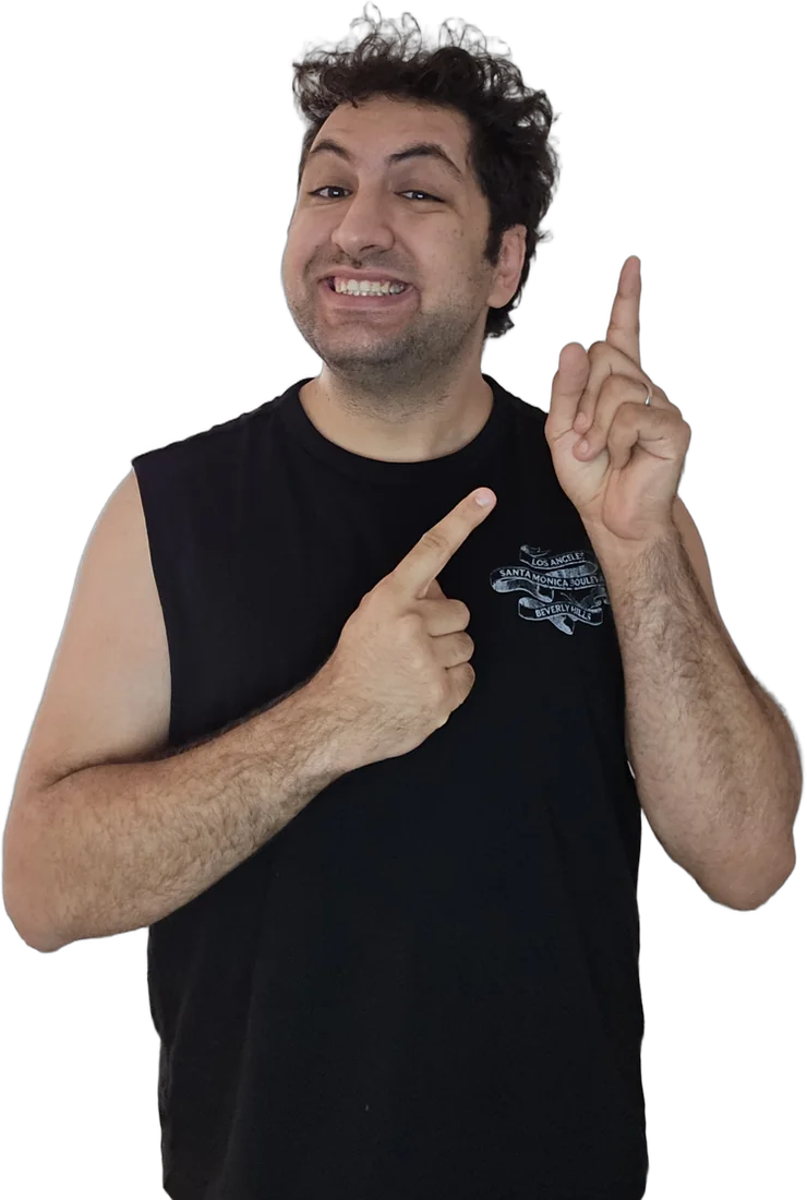 דניאל מצביע למעלה עם חיוך, יש לו רעיון