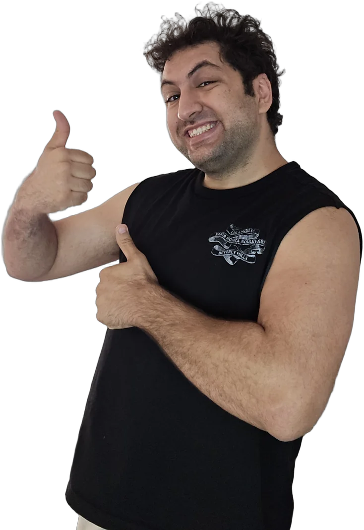 דניאל יוסף עבדו מחייך ומרים אגודל