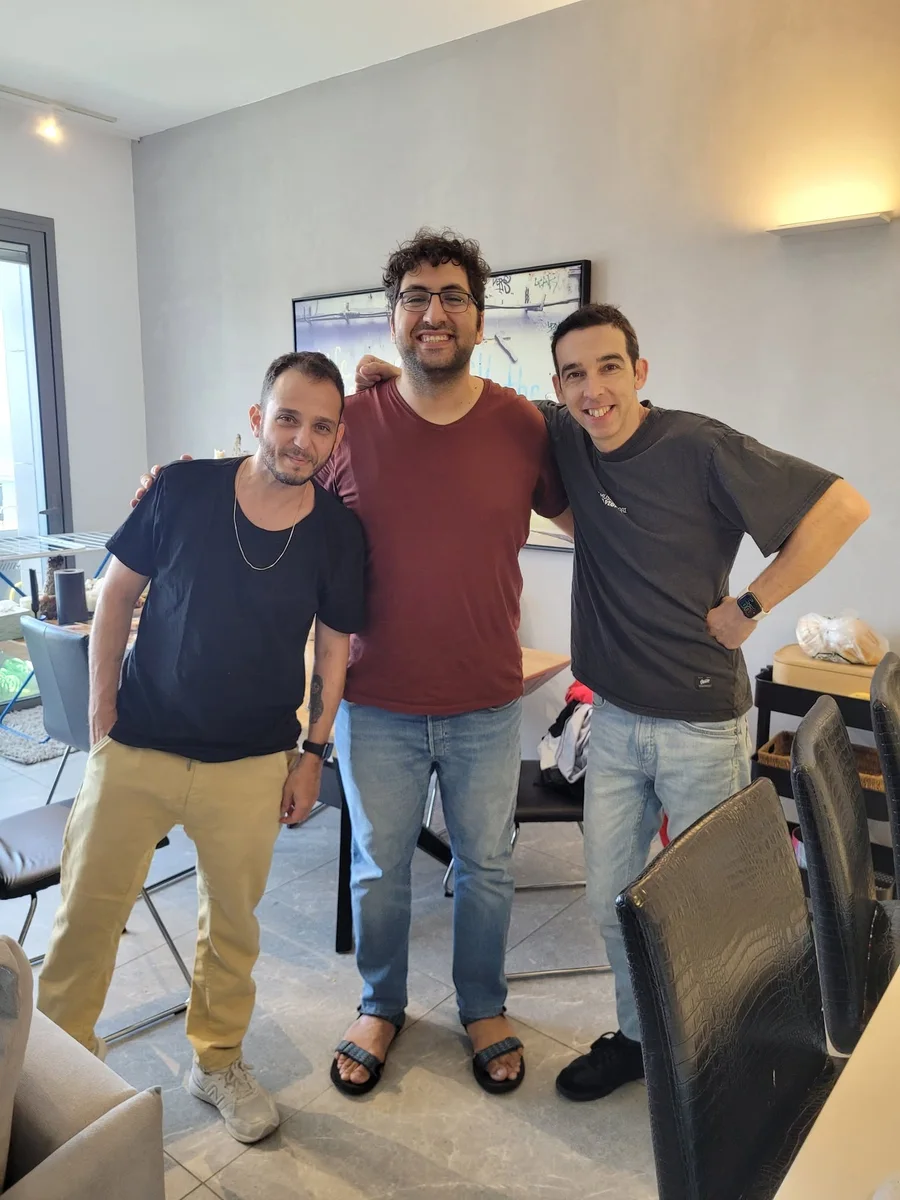דניאל עם שניים מהפיג'מות, ספטמבר 2024