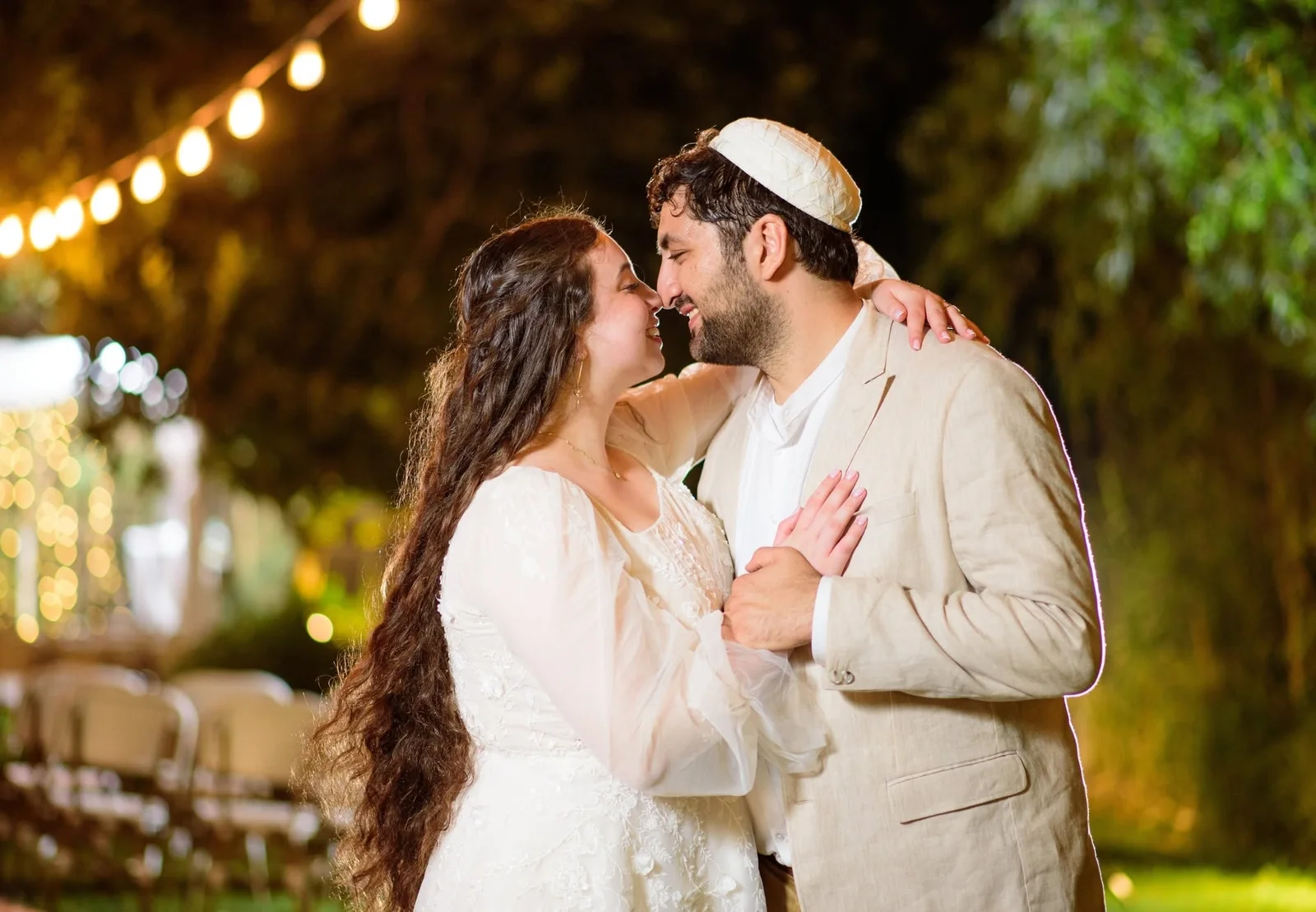 דניאל ואילה בחתונה, בגינה מוארת בשרשראות אור